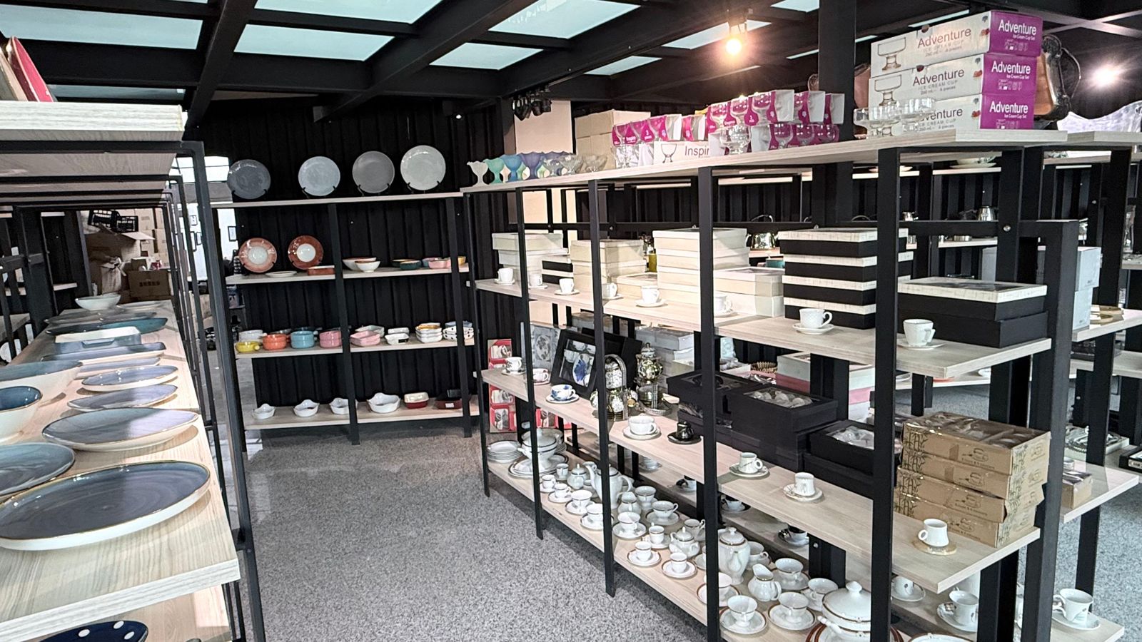 Showroom-i Euro Crystal me pjata, filxhanë dhe sete kafeje