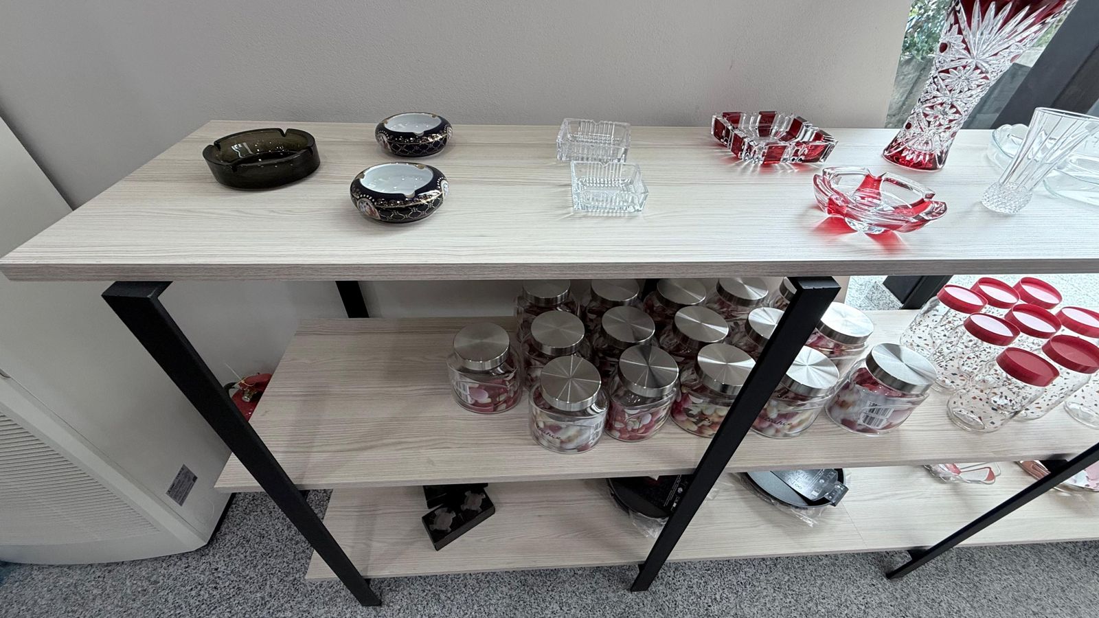 Tavëllina, vazo kristali, kavanoza me kapak dhe shishe qelqi