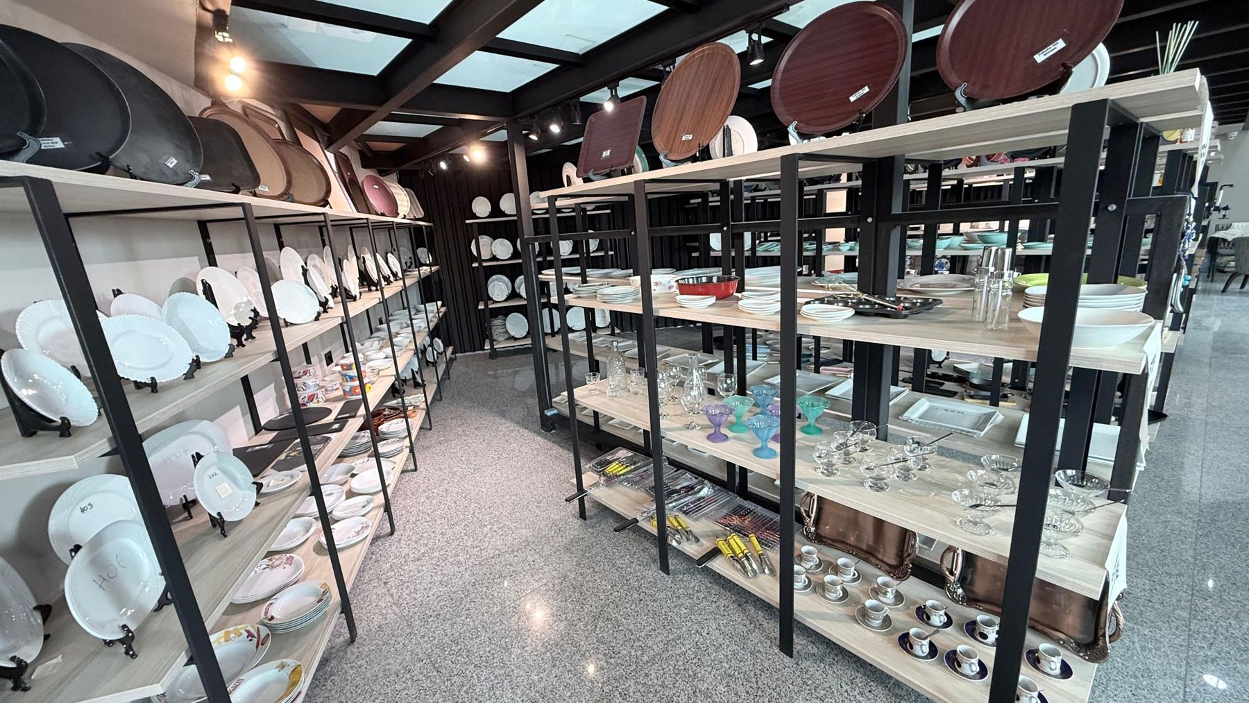 Tabaka druri, gota, filxhanë kafeje dhe pjata të bardha
